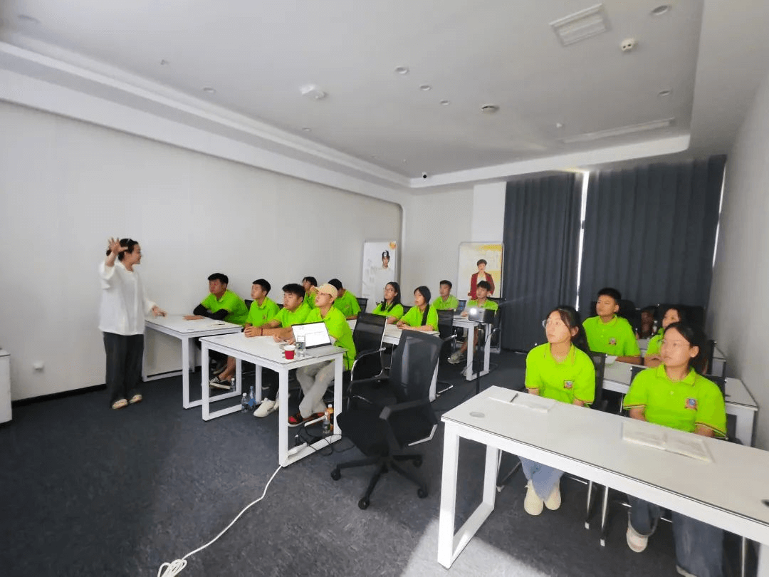 成都新華學(xué)子走進資陽數(shù)字經(jīng)濟及電商直播基地