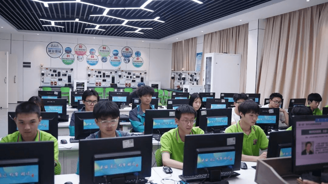 二次擇校為什么選擇成都新華，他們說(shuō)了心里話