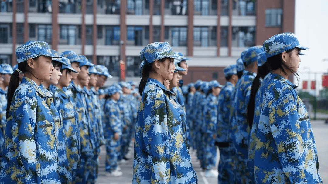 成都新華2024年秋季新生軍事素質(zhì)拓展訓練