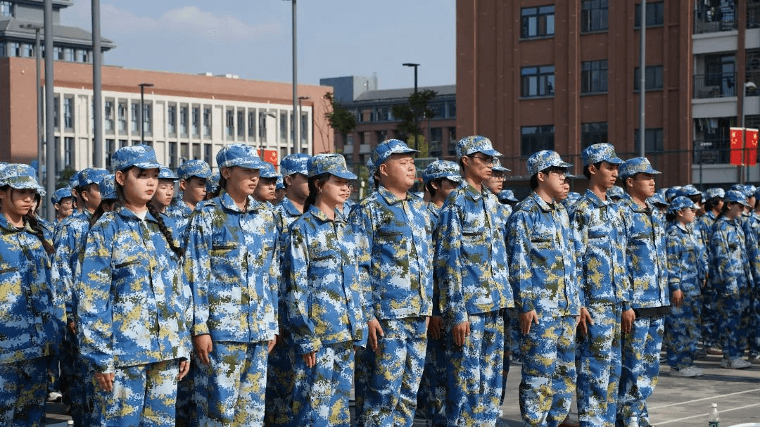 成都新華2024年秋季新生軍事素質(zhì)拓展訓練