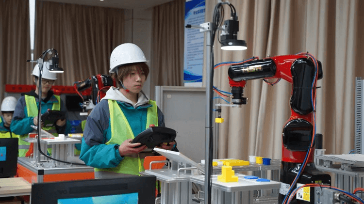 年末遭遇求職困境？不如學(xué)門(mén)技術(shù)，年后開(kāi)啟新機(jī)遇