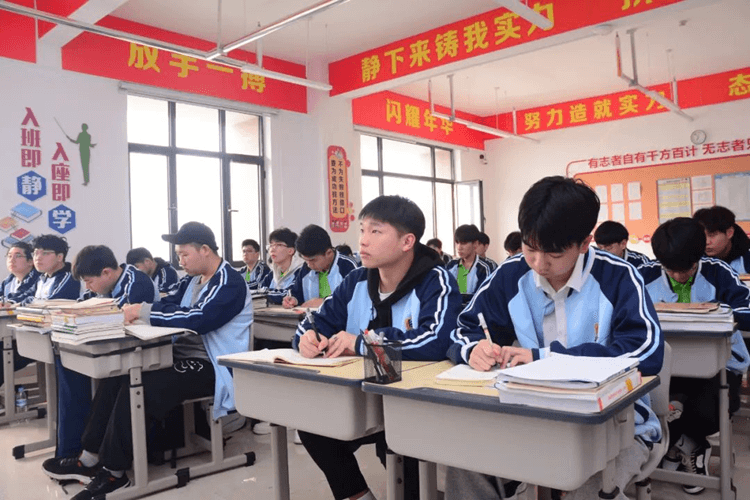 高一高二成績不理想？成都新華助你升學(xué)就業(yè)兩不誤！