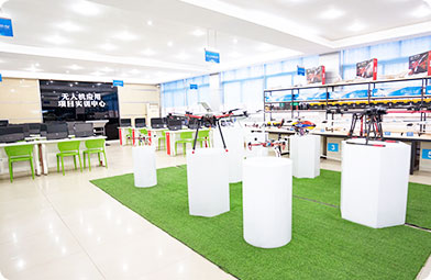 四川新華電腦學(xué)院無(wú)人機(jī)實(shí)訓(xùn)基地