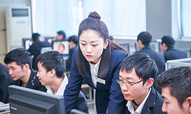 軟件開發(fā)實訓(xùn)中心認(rèn)真上課的學(xué)生