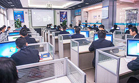 軟件實訓(xùn)室上課的學(xué)生一角
