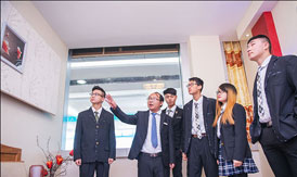 老師現(xiàn)場指導(dǎo)同學(xué)